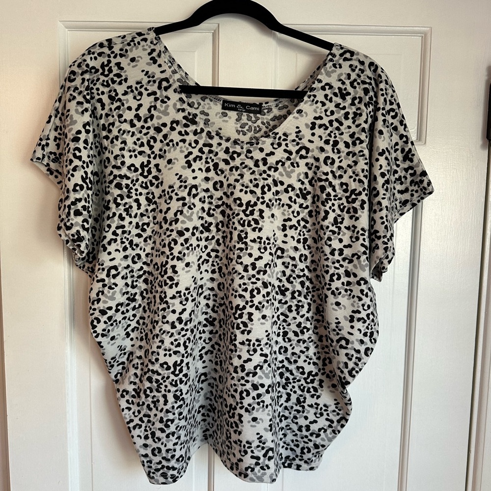 Kim & Cami Short Sleeve Cheetah Top.